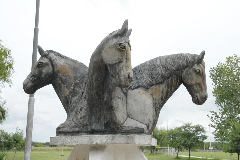 3-EL-PASO-DE-SAN-MARTIN.-Escultura-a-los-caballos-de-San-Martin-en-el-Polideportivo